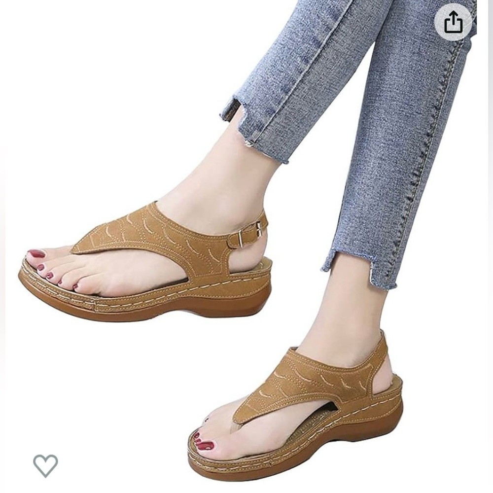 Lightweight sandals with buckle strap in back